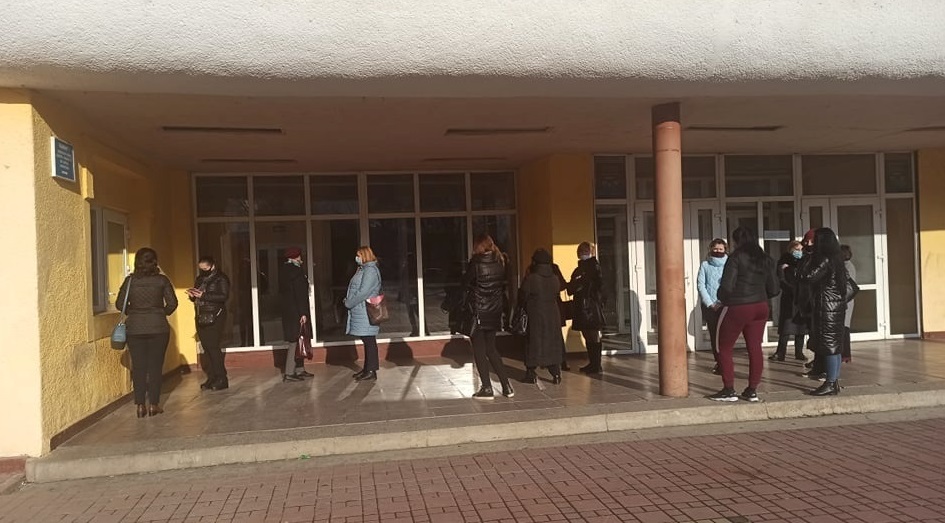 Черга до місця тестування у Рахові рухалася швидко, освітяни дотримувалися дистанції. Проблем під час здачі тесту жодних не виникло.