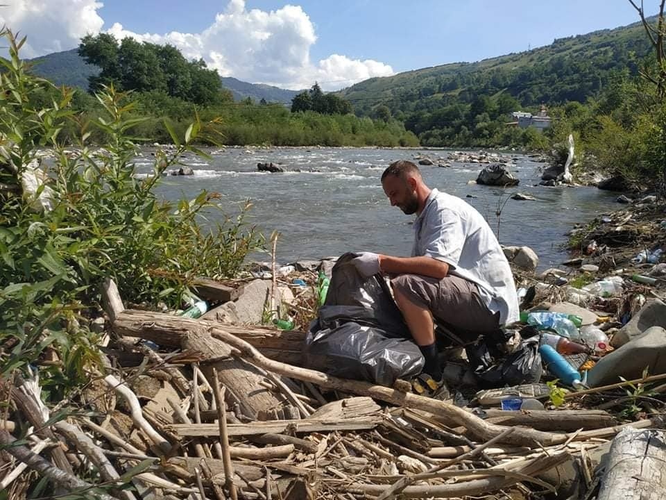 На рахунку Бийла організація десяток акцій з прибирання берегів річок Рахівщини