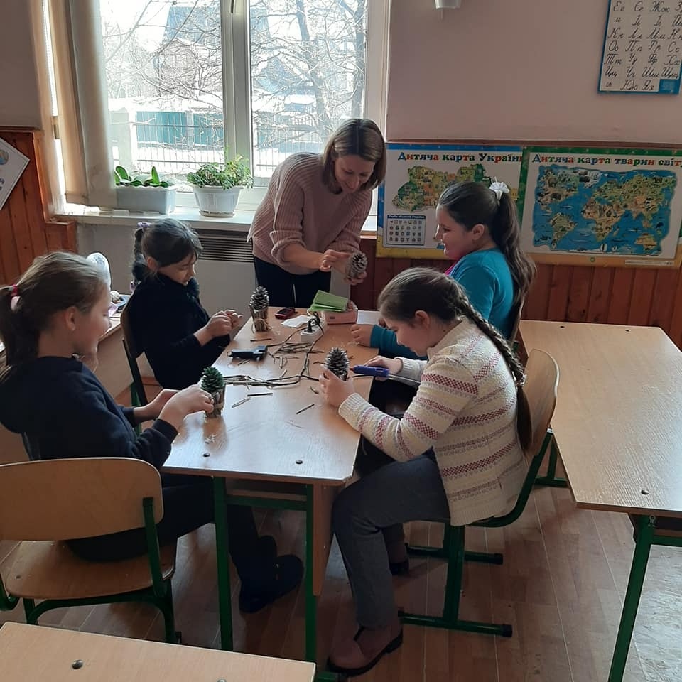 Олена Найман під час заняття з дітками на гуртку