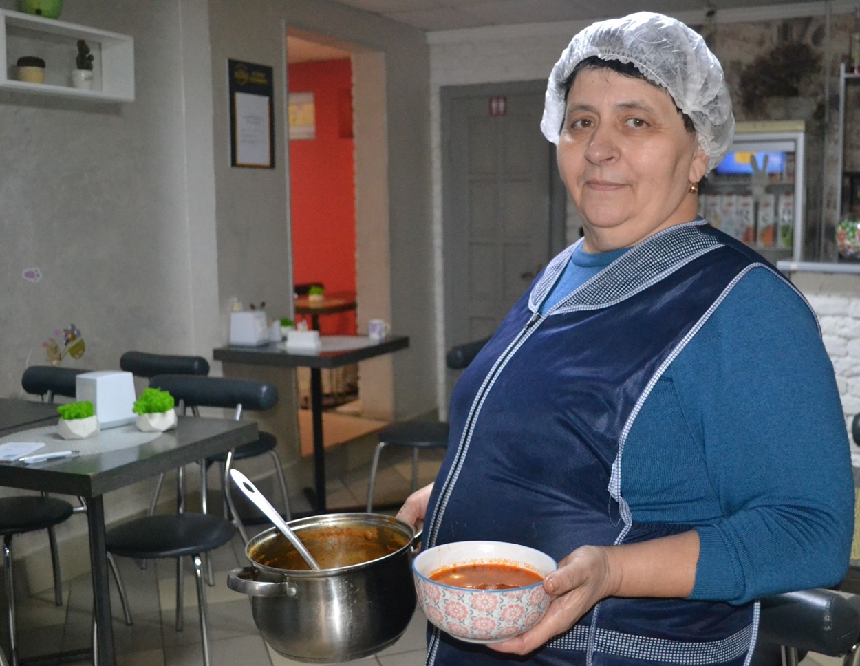 Крім цього, пані Ганну знають як весільну кухарку, справжнього фахівця у цій справі, яка має особливий талант готувати різні страви, гарніри, салати і багато чого іншого.