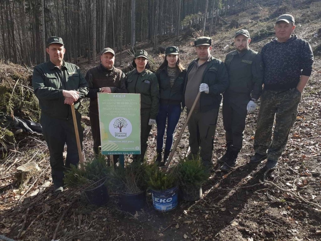 Працівники Великобичківського лісгоспу під час акції із відновлення лісу.