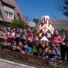 Архівне фото першої писанки у центрі села відповідно, якість світлини не радує. 
Автором малюнку була Світлана Ключкович.