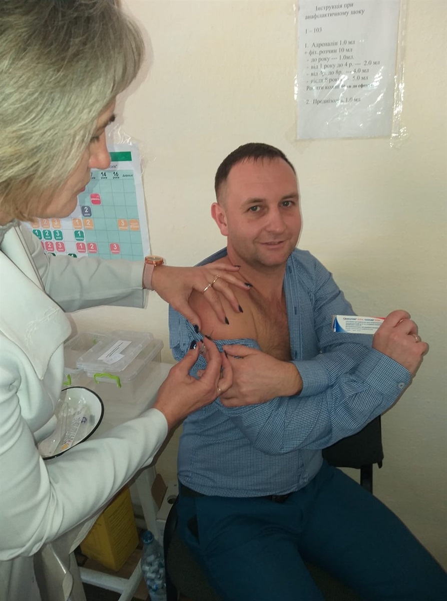 «Ви досі вірите, що цибуля, 100 грамів з перцем захистять вас від грипу ? Я ні!  Тому сьогодні прищепився сам.  Дякую медичній сестрі Марія Гаврилюк-Романюк» – сімейний лікар Іван Поштарюк.