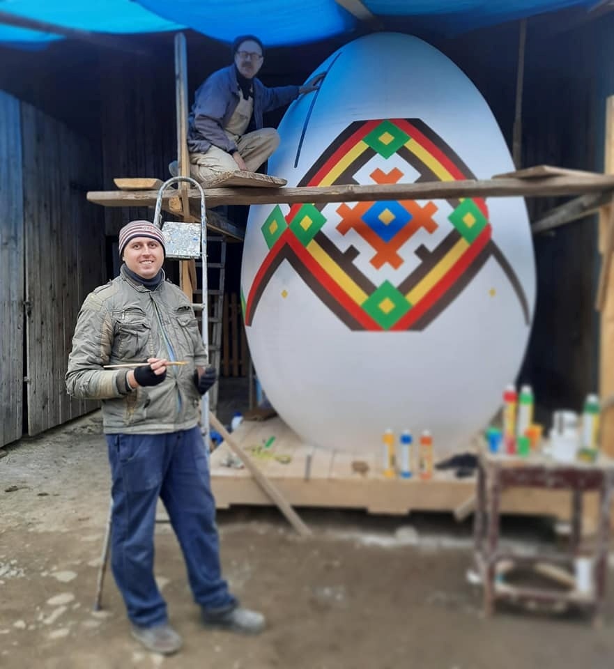 Тато та син Марінці за роботою над писанкою