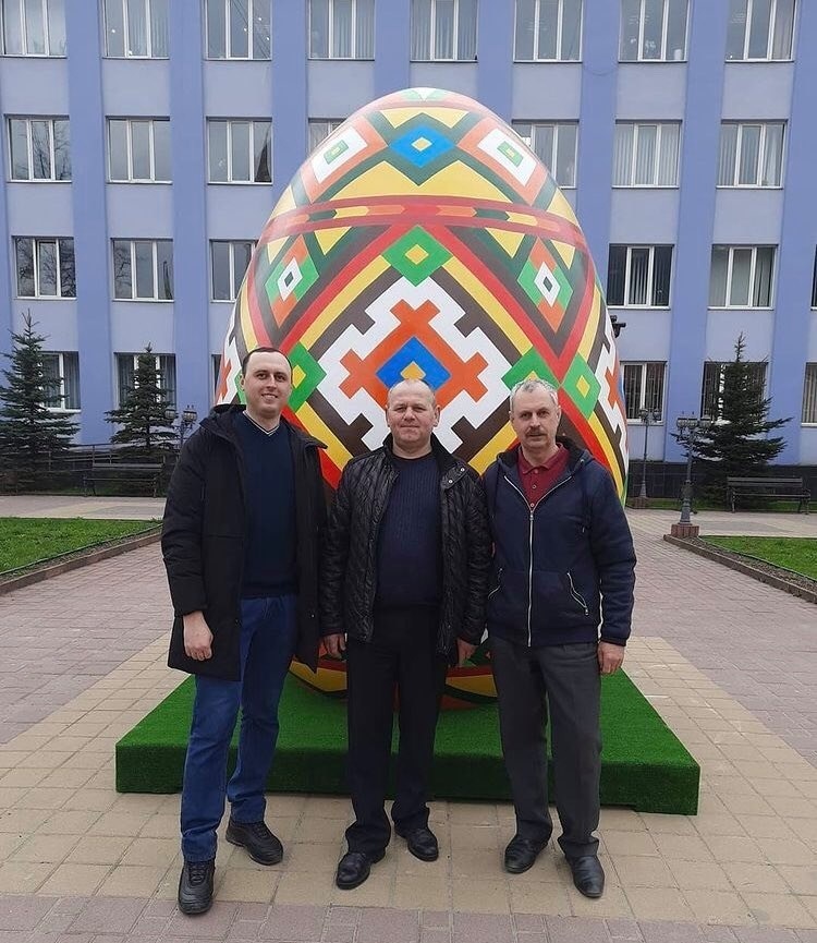 Художник на своїй сторінці поділився світлиною на фоні своєї з батьком роботи!На фото: Павло і Василь Марінці, а посередині - Володимир Шепета очільник відділу культури Рахівської міськради. 
