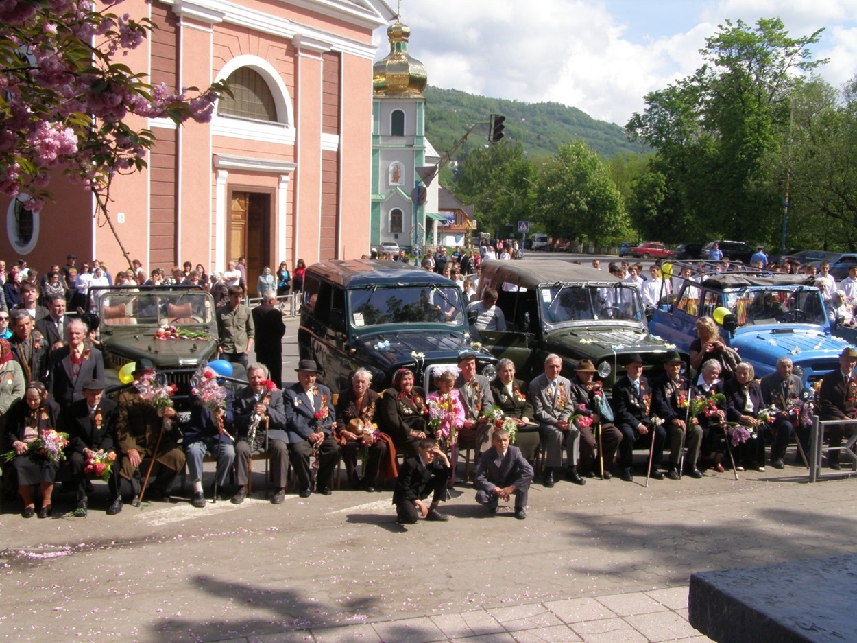 Фото із святкування Дня перемоги у місті 2010 року.