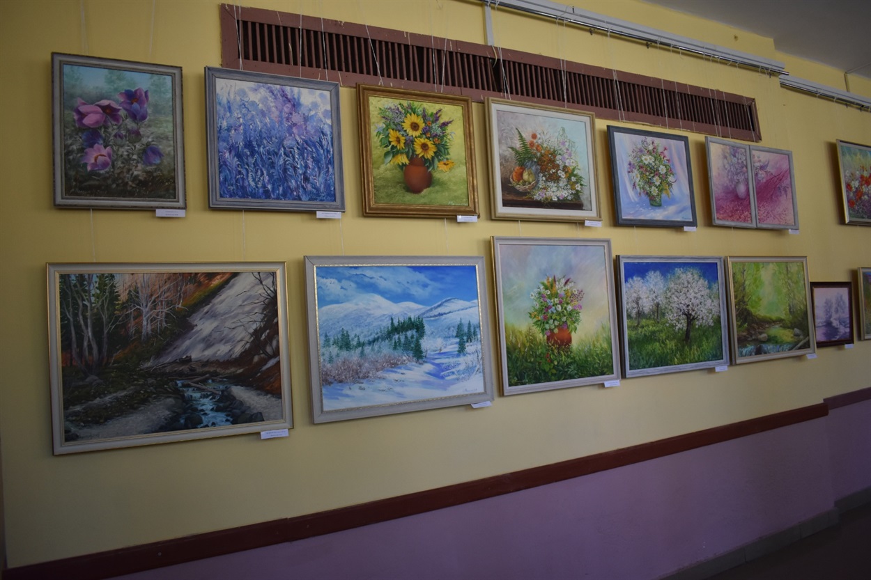 У кадрі кілька робіт художниці