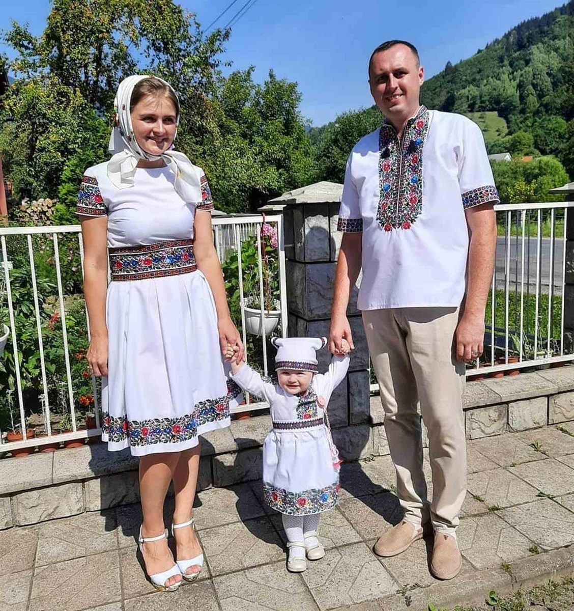 На фото Любов та Павло, а у центрі їх найбільше натхнення донечка Марічка 