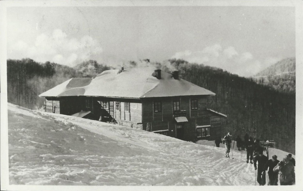 На фото – туристичний притулок на Менчурі взимку 1941 року.