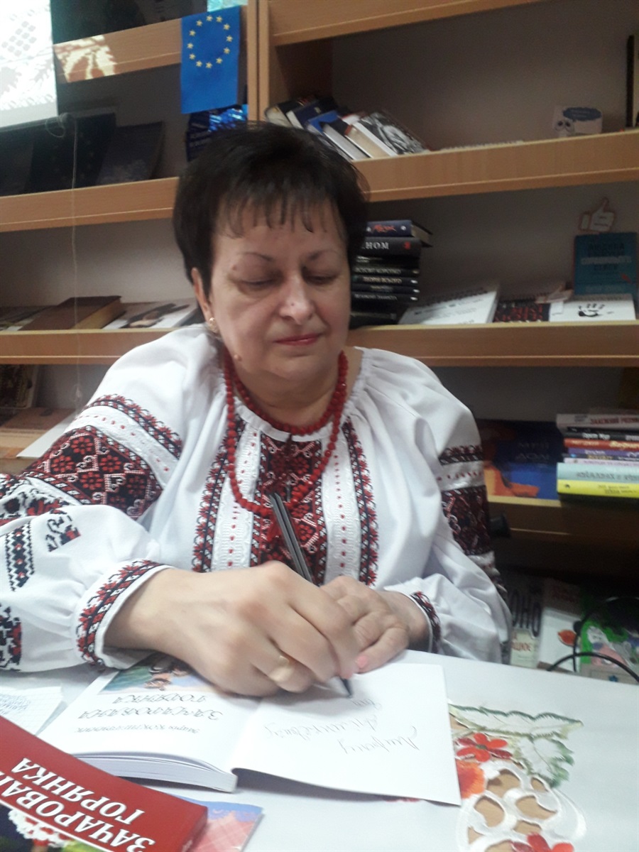 На презентації Марія Іванівна дарувала свої книги із автографом тим, хто завітав її привітати