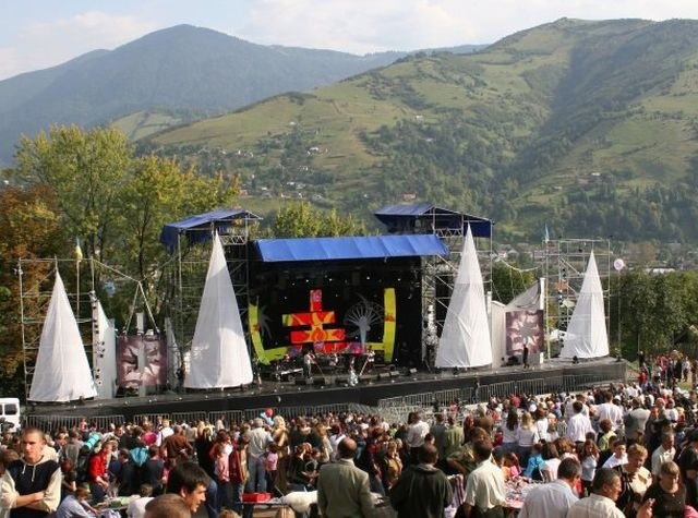 Фото одного із концертів у Рахові фестивалю «Rock&World музики Європа-Центр».