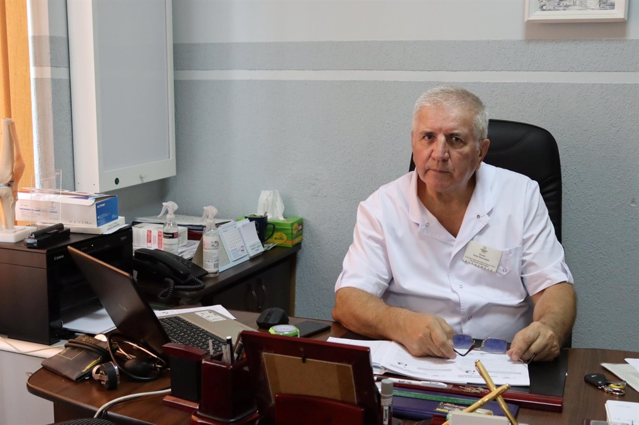 Лікар Іван Біляк розповідає про новий апарат, який нещодавно з'явився у Квасах. Деталізує, як проходить сеанс та пояснює показання та протипоказання 