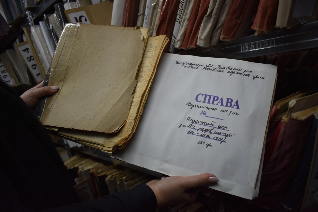 Так виглядають документи до і після їх реставрації працівниками архів