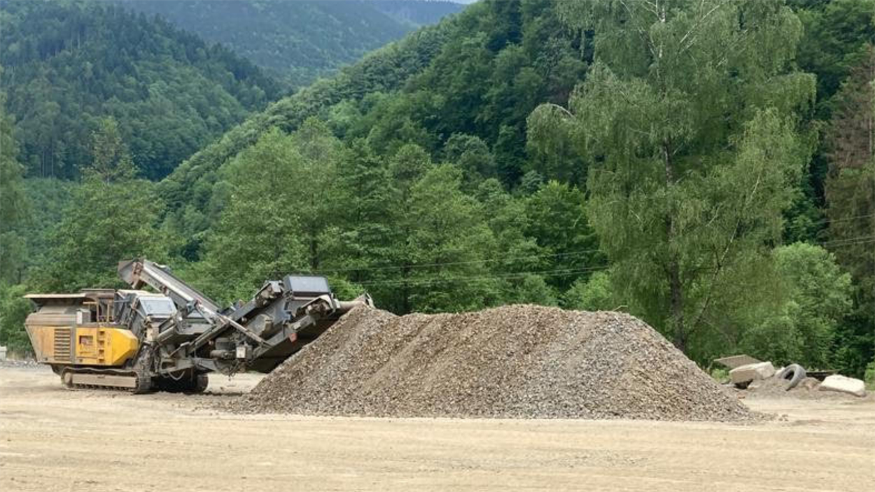 На Рахівщині приватна фірма переробляє копалини
