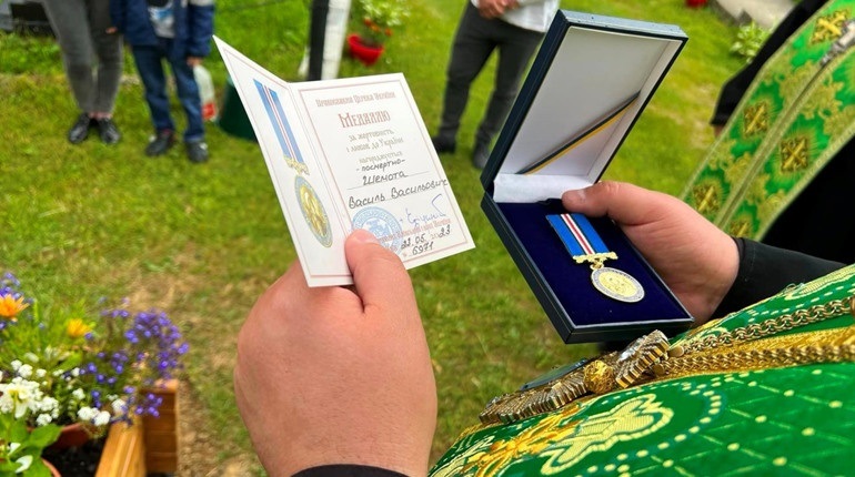 Єпископ Варсонофій передав посмертну церковну відзнаку рідним Василя Шимоти