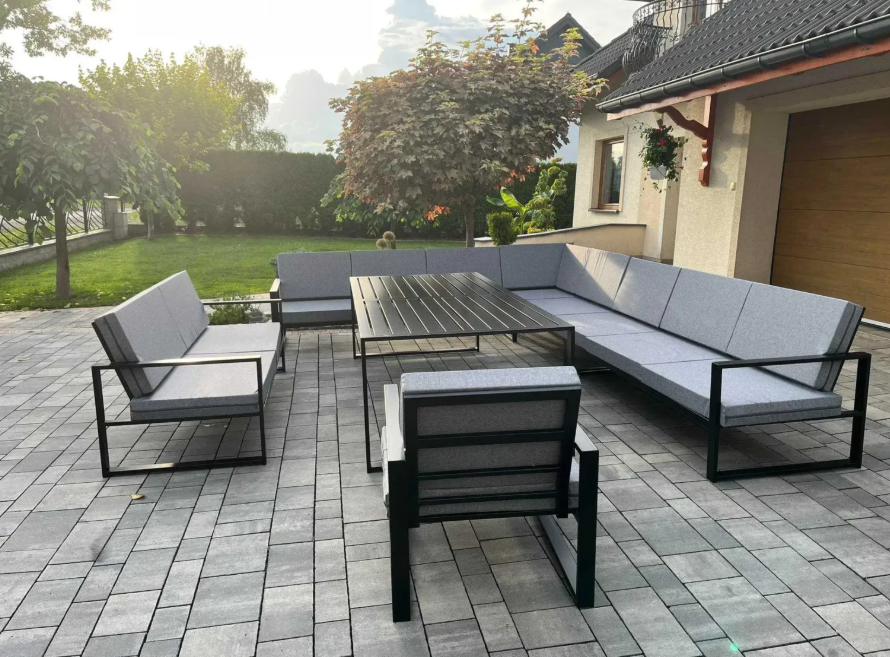 Садові меблі для подій: що вибрати для літнього формату